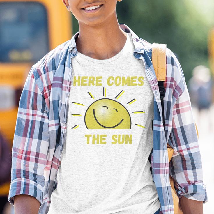 Lustig Hier Kommt Die Sonne Sonnenschein Sonnige Tage Sommer Frühling Kinder Tshirt