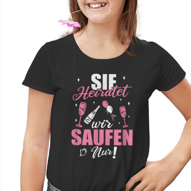 Sie Heiratet Wir Saufen Nur Junggesellenabschied Kinder Tshirt