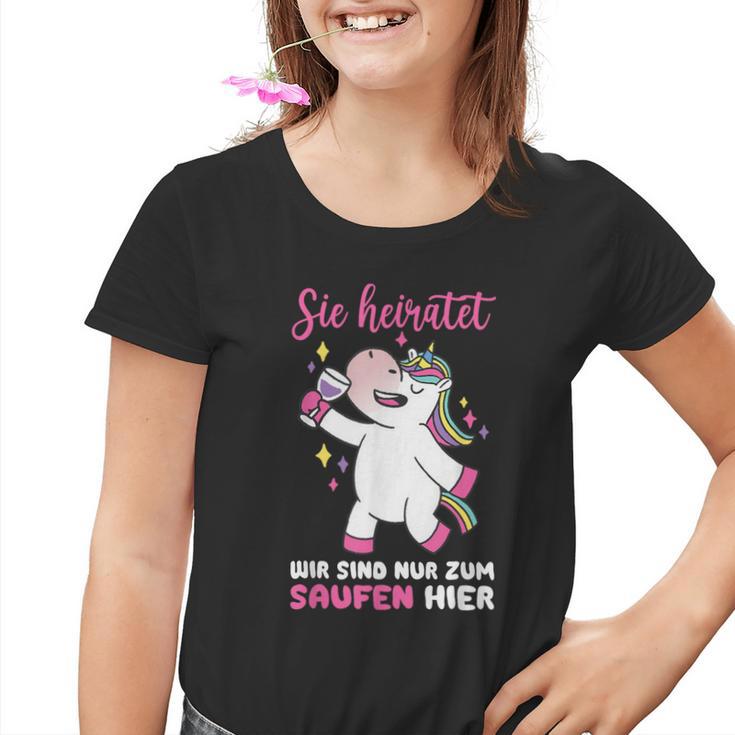 Sie Heiratet Wir Sind Nur Zum Saufen Hier Wedding Marriage Kinder Tshirt