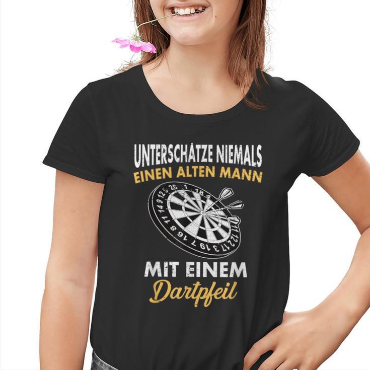 Underschätze Niemals Einen Old Mann Mit Einem Dartpfeil Kinder Tshirt