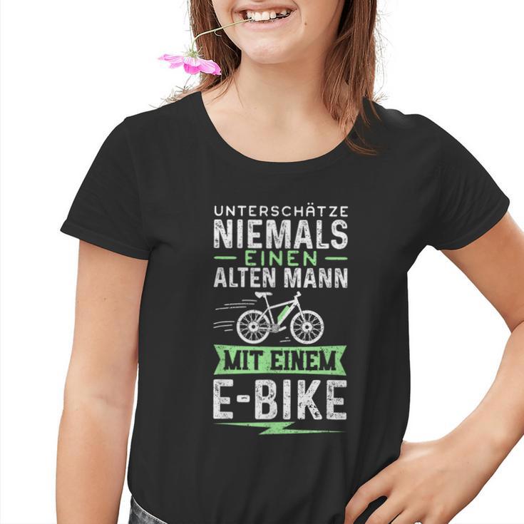 Unterschätze Niemals Einen Alten Mann Mit Ein E-Bike Kinder Tshirt