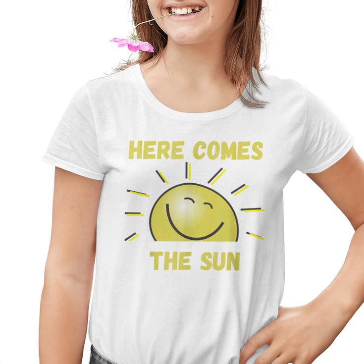 Lustig Hier Kommt Die Sonne Sonnenschein Sonnige Tage Sommer Frühling Kinder Tshirt