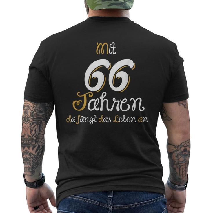 66 Birthday Mit 66 Jahre Da Fanggt Das Leben An Geschenk T-Shirt mit Rückendruck