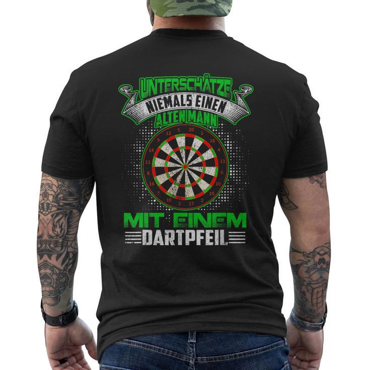 Dart Unterschätze Niemals Ein Alten Darter T-Shirt mit Rückendruck