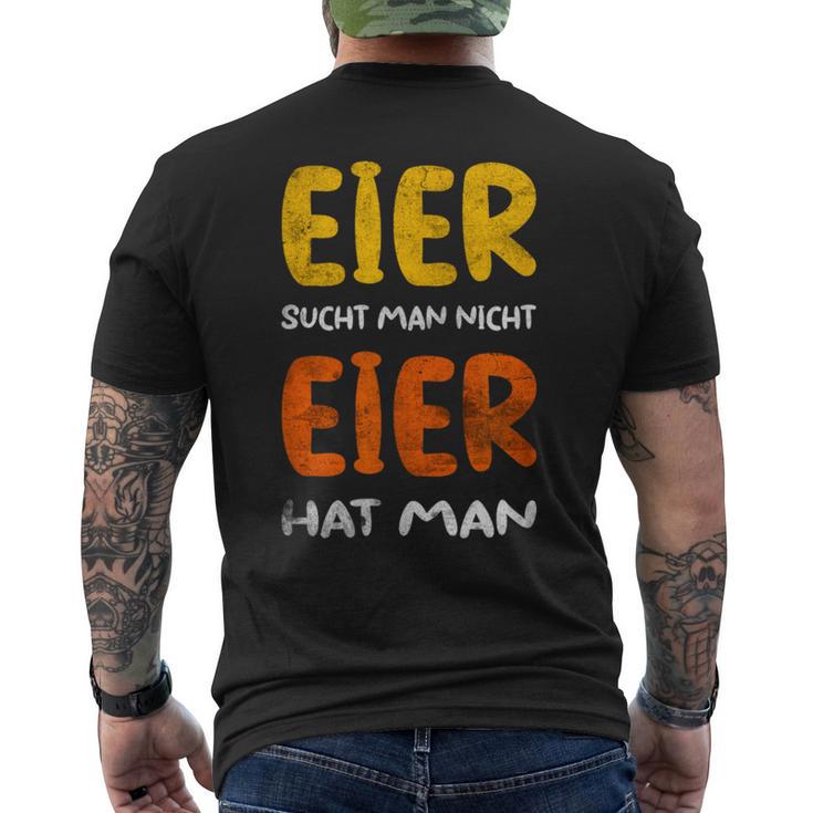 Eier Sucht Man Nicht Eier Hat Man T-Shirt mit Rückendruck