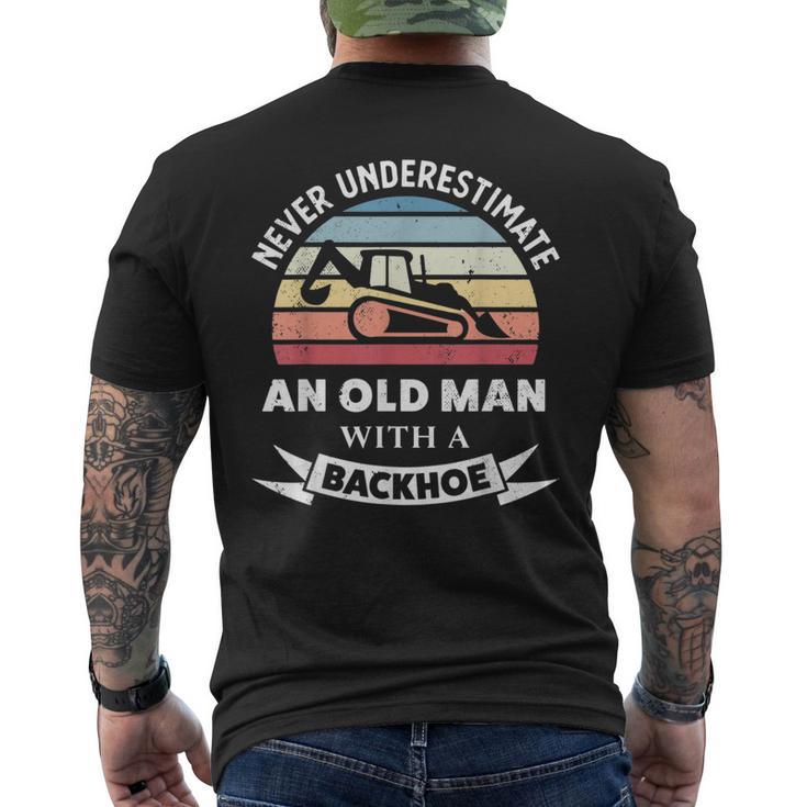 Herren Old Man With A Backhoe Lustiger Bagger Geschenk Papa T-Shirt mit Rückendruck