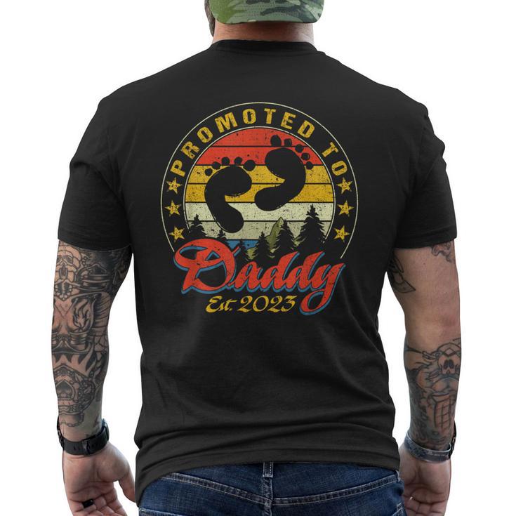 Herrenintage Werdende Papa Geschenk Promoted To Daddy Est 2023 T-Shirt mit Rückendruck