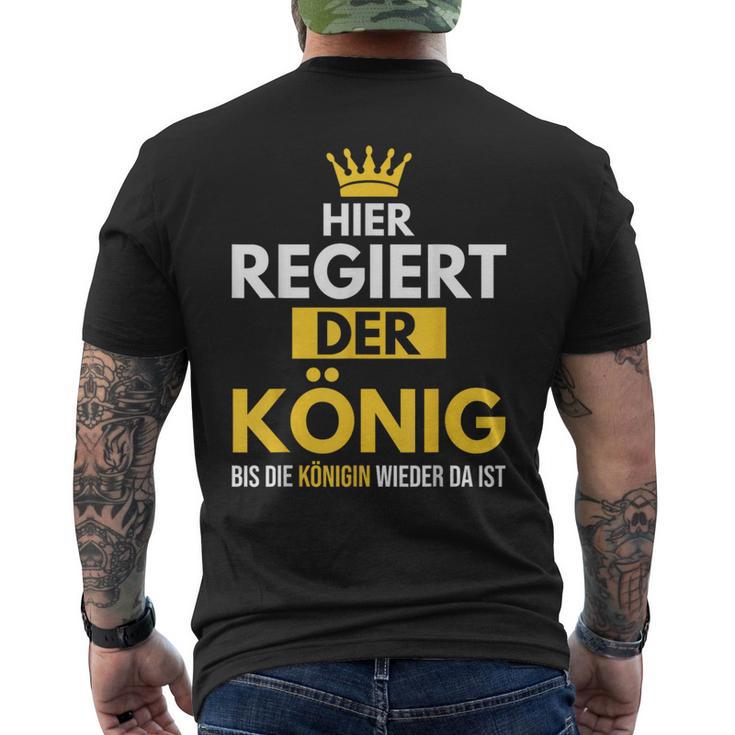 Hier Regiert Der König Bis Die Queeen Wieder Da Ist T-Shirt mit Rückendruck