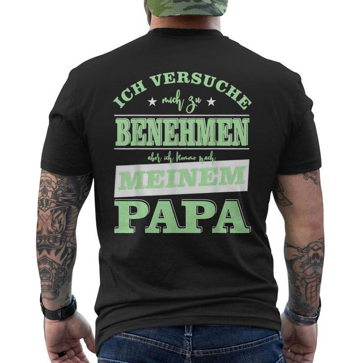 Ichersuche Mich Zu Benehmen Ich Komme Nach Papa T-Shirt mit Rückendruck