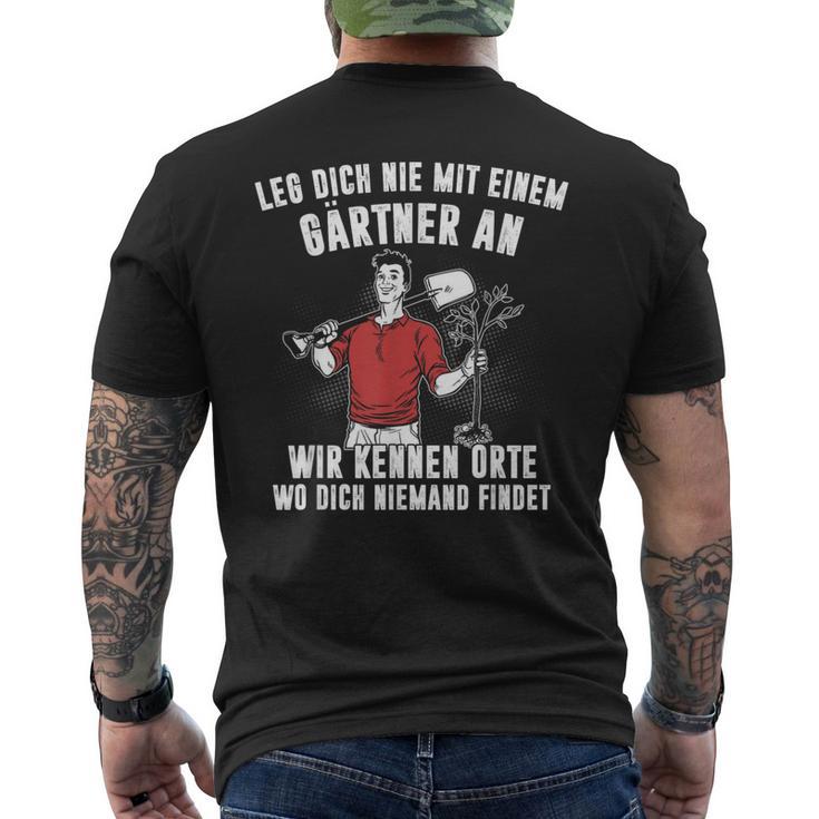 Leg Dich Nie Mit Einer Gärtner An Gartenarbeit Garden T-Shirt mit Rückendruck