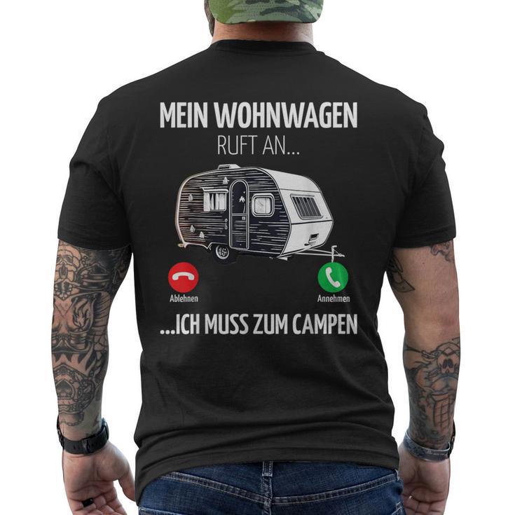 Mein Wohnwagen Ruft An Muss Zum Camping Camper T-Shirt mit Rückendruck