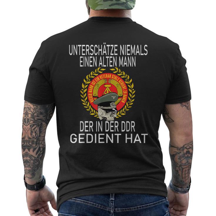 Nva Ddr Underschatz Niemals Einen Alten Mann S T-Shirt mit Rückendruck