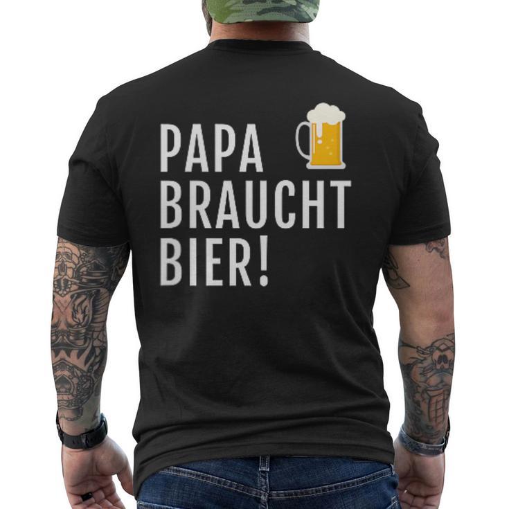 Papa Braucht Bier Männeratertag Grillen T-Shirt mit Rückendruck