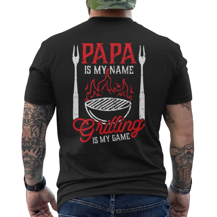 Papa Is My Name Grillen Is My Game Zitatatertag Bbq T-Shirt mit Rückendruck