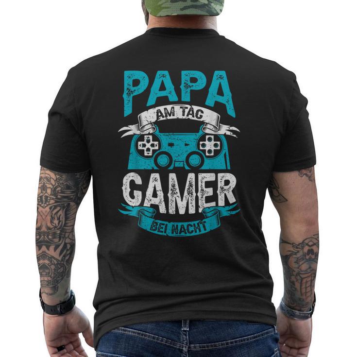 Papa Am Tag Gamer Bei Nacht Papa Am Tag Gamer Bei Nacht T-Shirt mit Rückendruck