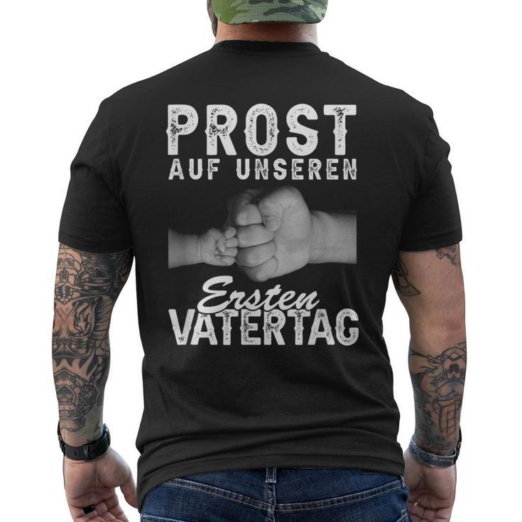 Prost Auf Unser Ersten Father's Day Father Papa Hands Fiste T-Shirt mit Rückendruck