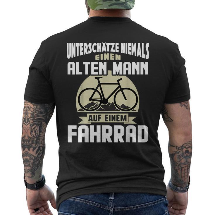 Rad Underschatz Niemal Eine Alten Mann Auf Einem Fahrrad T-Shirt mit Rückendruck