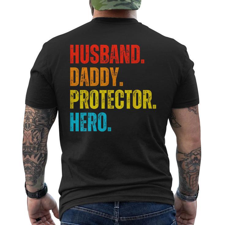 Retro Ehemann Papa Protector Heroatertag Für Papa T-Shirt mit Rückendruck