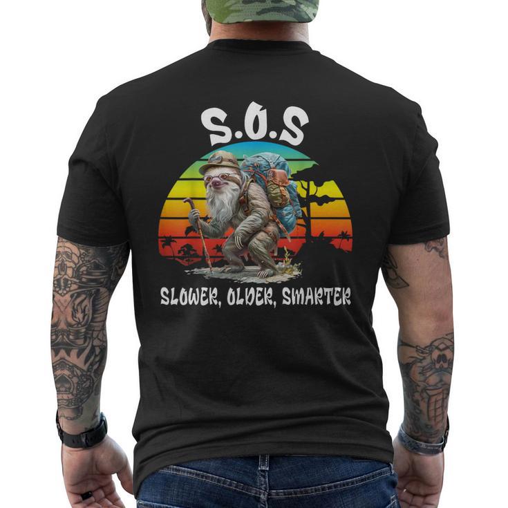 SOS Slower Older Smarter Wandern Faultier Abenteuer T-Shirt mit Rückendruck