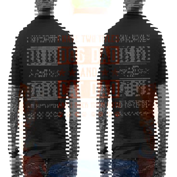 Tengo Dos Títulos Perro Papá Y Gato Papá Y Los Rock Ambos Camiseta Hombre Estampado Espalda