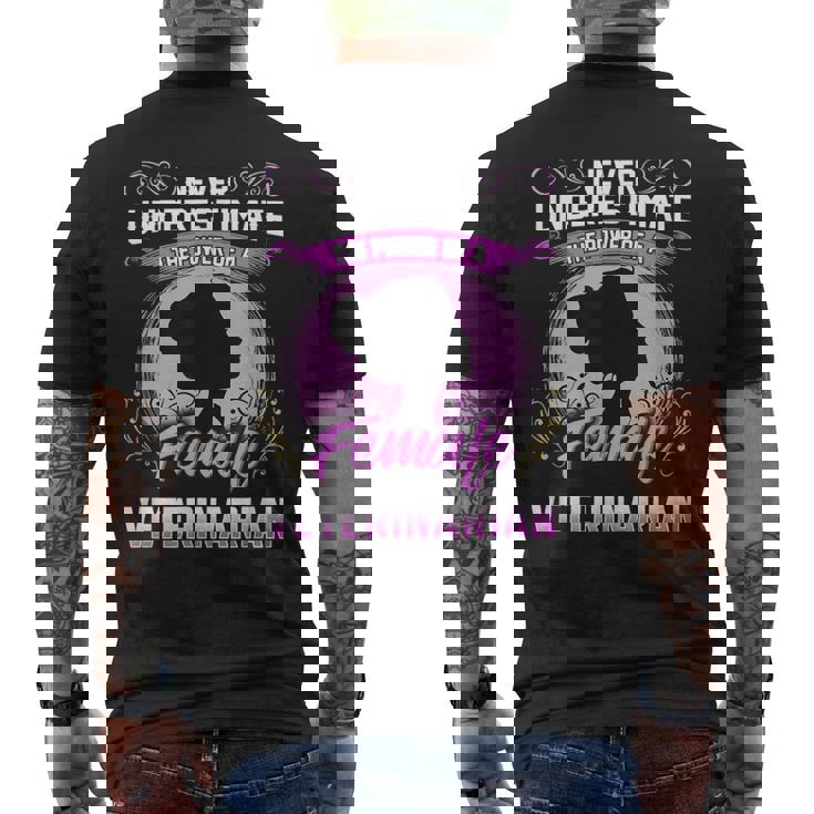 Never Underestimate The Power Of A Female Veterinarian Men's T-shirt Back Print