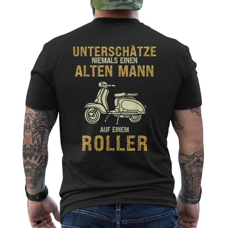 Underschätze Niemal Alten Mann Scooter Grandpa Dad S T-Shirt mit Rückendruck