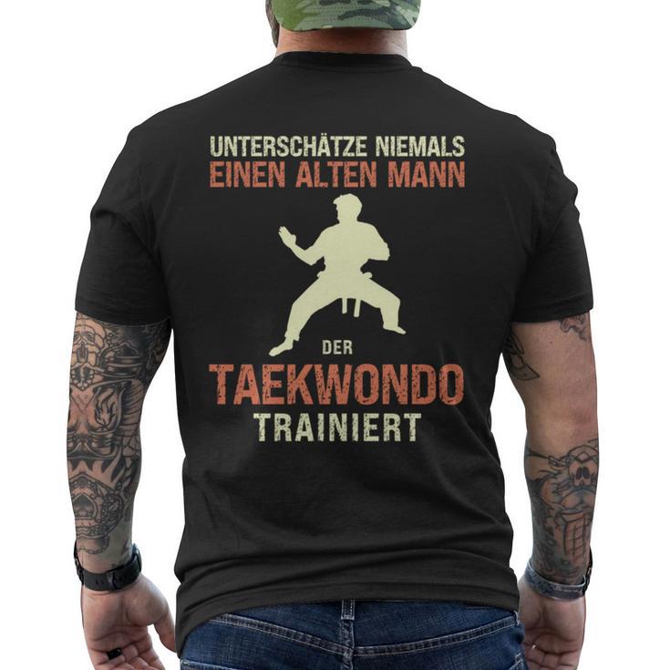 Underschätze Niemal Old Man Taekwondo Grandpa Dad Jumper T-Shirt mit Rückendruck