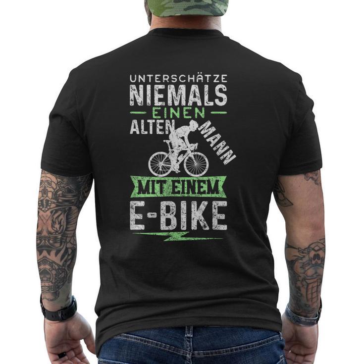 Underschätze Niemals Einen Old Mann Mit Einem E-Bike S T-Shirt mit Rückendruck