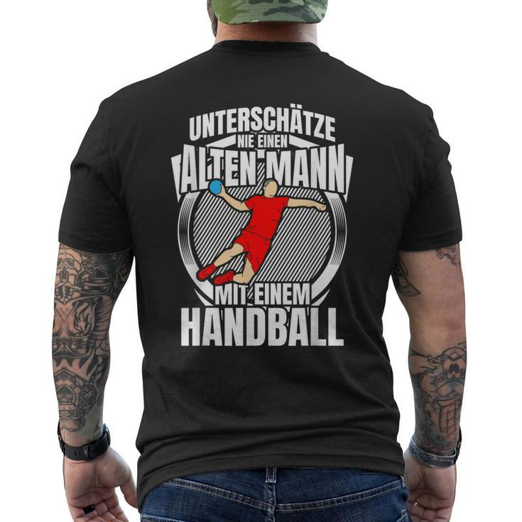 Unterschätze Nie Einen Alten Mann Handball T-Shirt mit Rückendruck