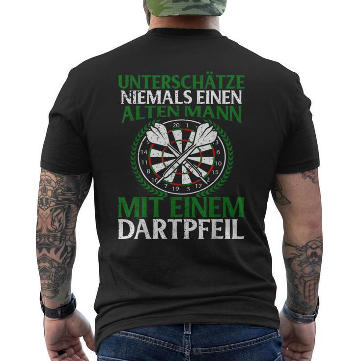 Unterschätze Niemals Alten Mann Mit Dartpfeil Darts Black T-Shirt mit Rückendruck