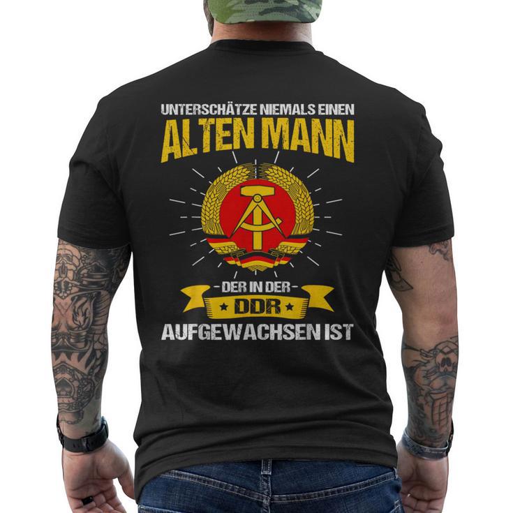 Unterschätze Niemals Ein Alten Mann Ddr East Dutschland T-Shirt mit Rückendruck