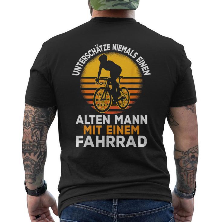 Unterschätze Niemals Einen Alten Mann Mit Einem Fahrrad T-Shirt mit Rückendruck