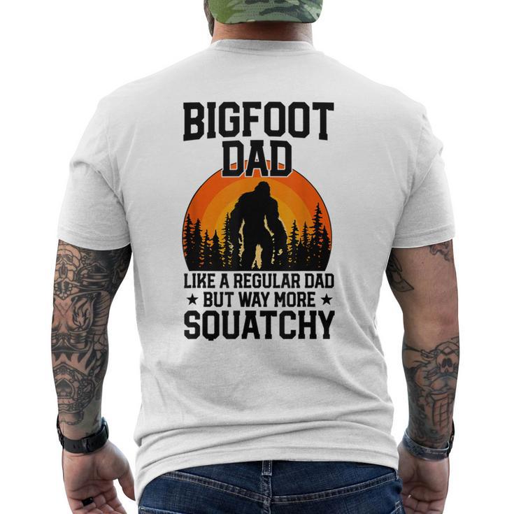 Bigfoot Dad Retro Papa Squatchintage Sasquatchatertag T-Shirt mit Rückendruck