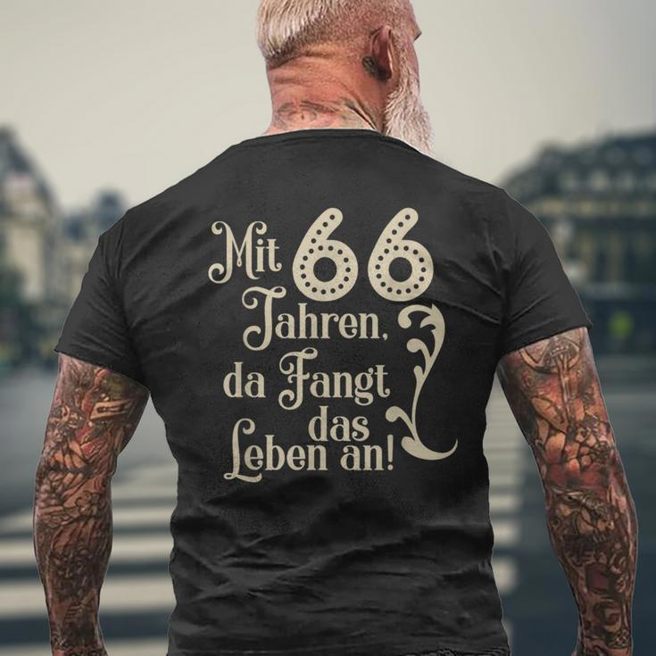 66 Birthday With 66 Years Da Fangt Das Leben An T-Shirt mit Rückendruck Geschenke für alte Männer