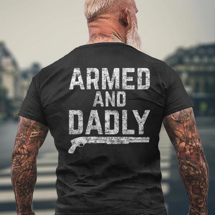 Armed And Dadly Lustiger Bewaffneter Papa Pun Tödlicherater Witz T-Shirt mit Rückendruck Geschenke für alte Männer