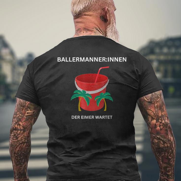 BallermannerInnen Der Eimer Wartet S T-Shirt mit Rückendruck Geschenke für alte Männer