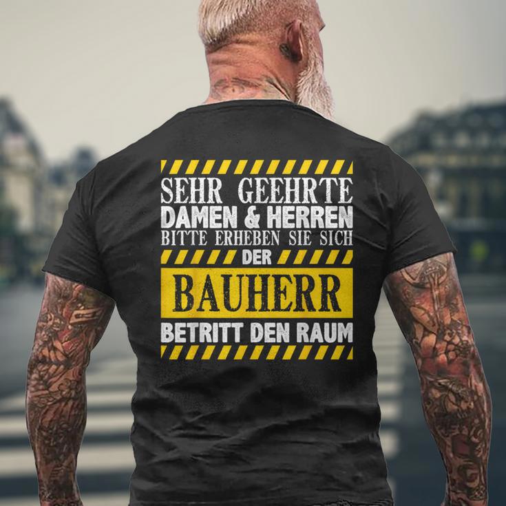 Bauherr Betritt Den Raum Richtfest Hausbau T-Shirt mit Rückendruck Geschenke für alte Männer