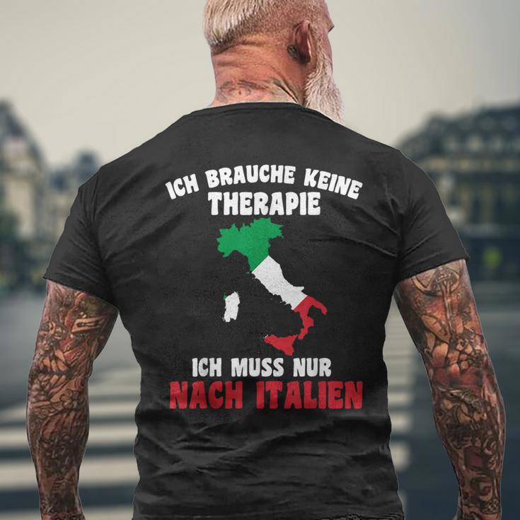 Brauche Keine Therapie Ich Muss Nur Nach Italy T-Shirt mit Rückendruck Geschenke für alte Männer