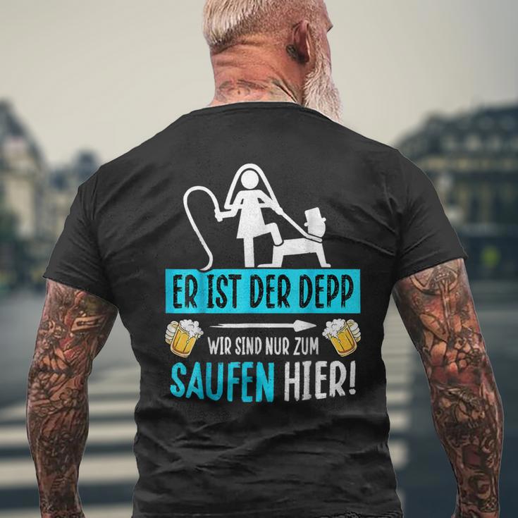 Er Ist Der Depp Wir Sind Nur Zum Saufen Hier T-Shirt mit Rückendruck Geschenke für alte Männer