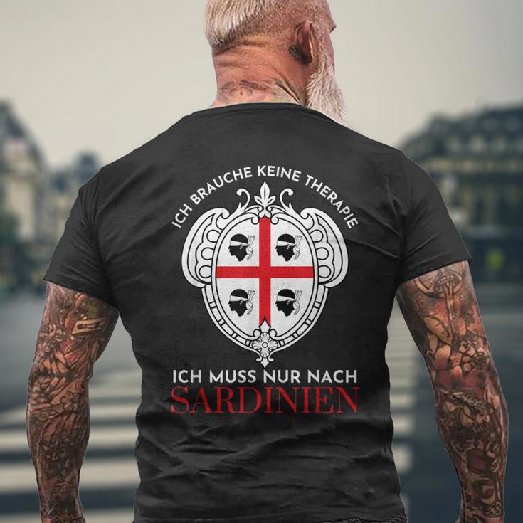 Ich Brauche Keine Therapie Ich Muss Nur Nach Sardinien T-Shirt mit Rückendruck Geschenke für alte Männer