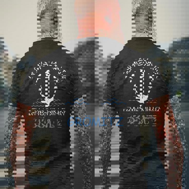 Ich Muss Gar Nix Ich Muss Nur Nach Grömitz T-Shirt mit Rückendruck Geschenke für alte Männer