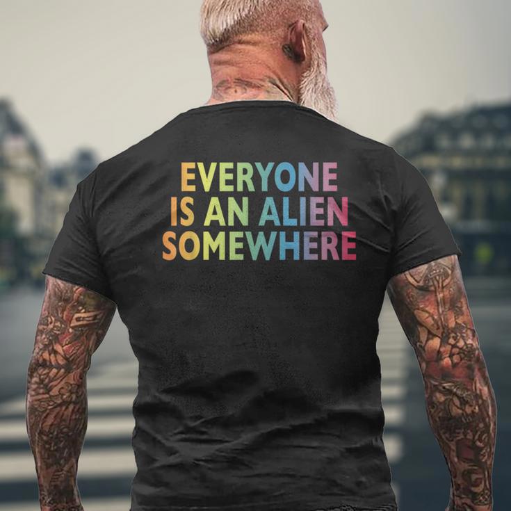 Jeder Ist Ein Alien Somewhere T-Shirt mit Rückendruck Geschenke für alte Männer