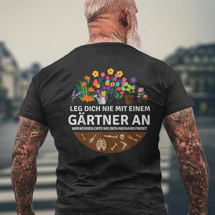 Leg Dich Nie Mit Einer Gärtner Und Garten Gärtnerei T-Shirt mit Rückendruck Geschenke für alte Männer