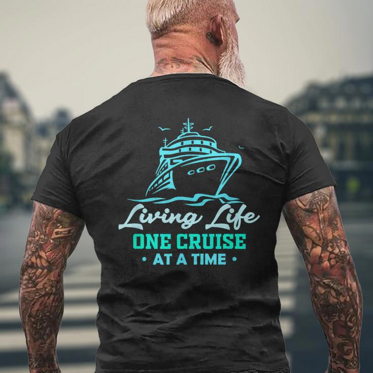 Matching Living Life Eine Kreuzfahrt Nach Der Anderen Lustiges Kreuzfahrtschiff T-Shirt mit Rückendruck Geschenke für alte Männer