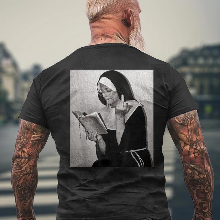 Nun Middle Finger Attitude Novelty Nun Unholy T-Shirt mit Rückendruck Geschenke für alte Männer