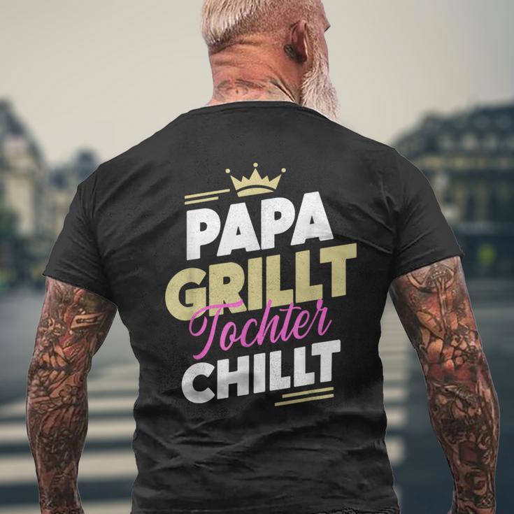 Papa Grillt Tochter Chilltatertag Outdoor Grillen Fan T-Shirt mit Rückendruck Geschenke für alte Männer