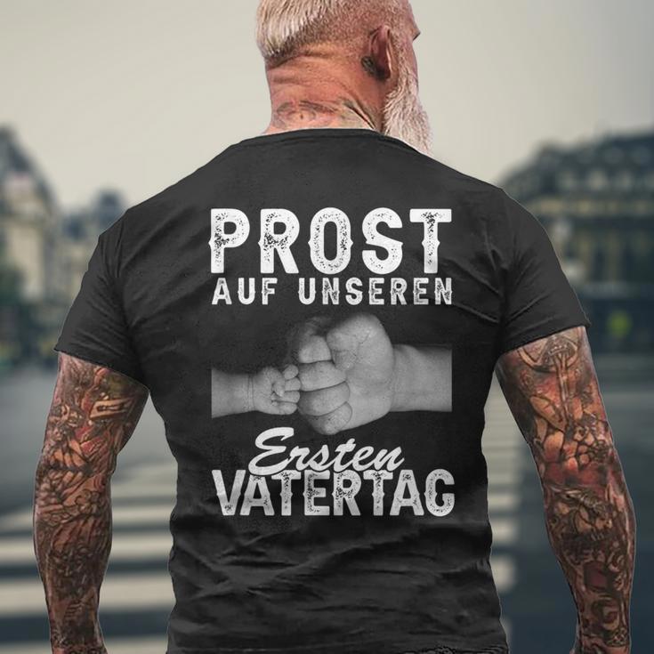 Prost Auf Unser Ersten Father's Day Father Papa Hands Fiste T-Shirt mit Rückendruck Geschenke für alte Männer