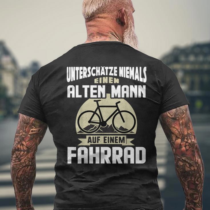 Rad Underschatz Niemal Eine Alten Mann Auf Einem Fahrrad T-Shirt mit Rückendruck Geschenke für alte Männer