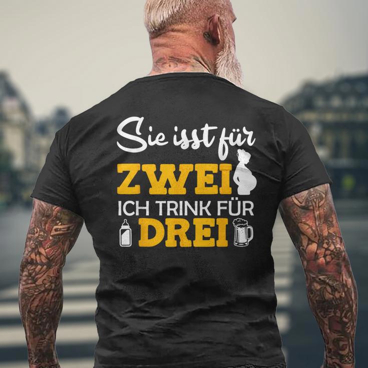 Sie Isst Für 2 Ich Trink Für 3 Werden Vater Papa 2023 T-Shirt mit Rückendruck Geschenke für alte Männer