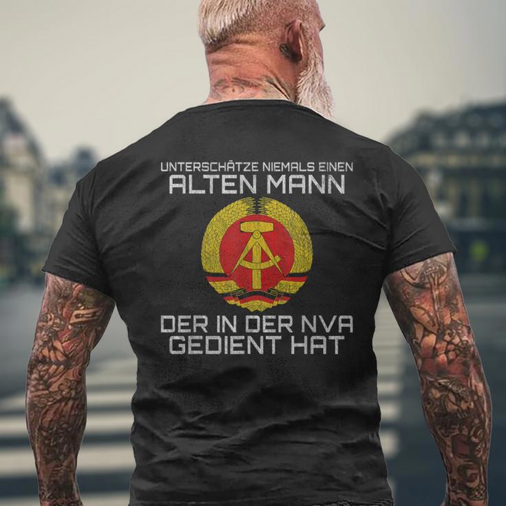 Underschatz Nie Einen Old Mann Der In Der Nva Gedient Hat In T-Shirt mit Rückendruck Geschenke für alte Männer